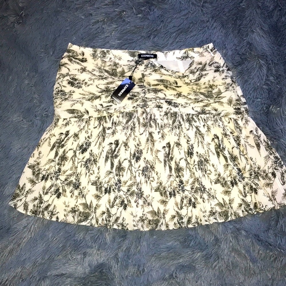 Express Ruched Fit and Flare Mini Skirt Size Medium NWT